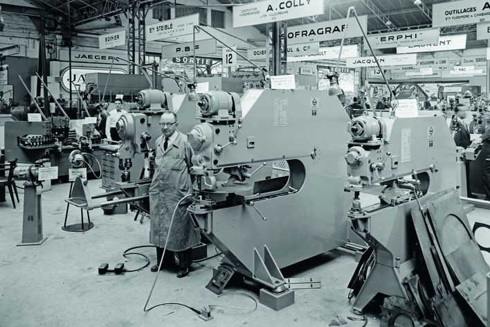 historical picture of a TRUMPF booth at an internationl trade show