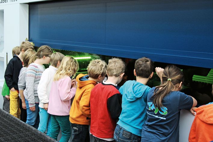 Kinder vor einer TRUMPF Maschine